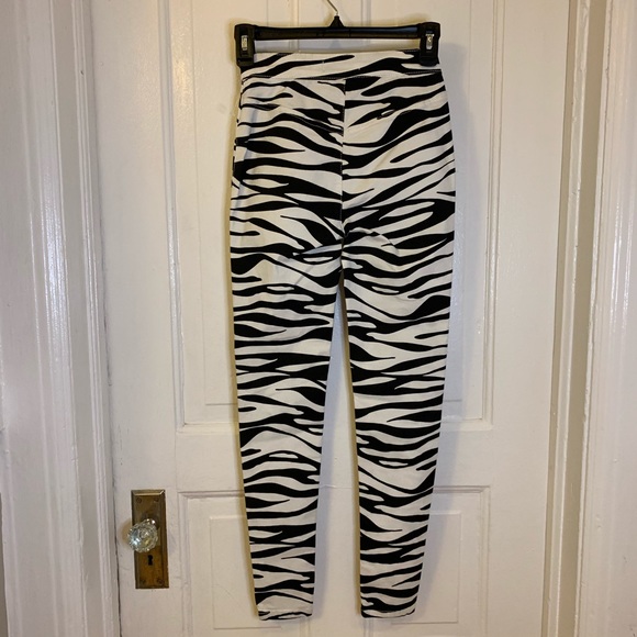 Free People Belle Printed Skinny Pants 🖤🤍 - Picture 4 of 12